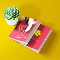دانلود فایل forooshonline.ir فتوشاپ PSD و لایه باز موکاپ کتاب با کیفیت بالا طرح کتاب کنار گلدان با زمینه زرد